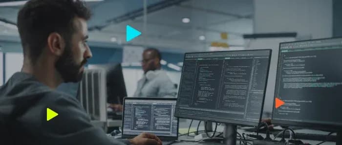 Programador trabalhando em ambiente de escritório moderno