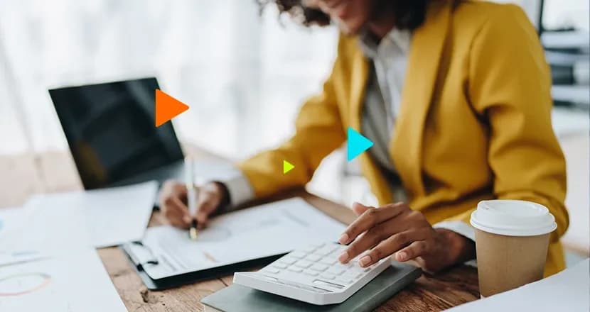 mulher realizando funções administrativas de uma empresa