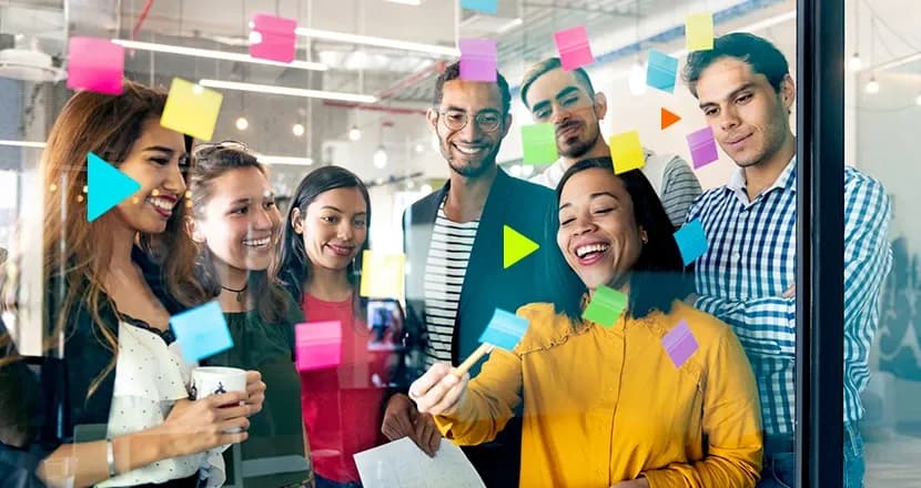 Processos de gestão de pessoas: equipe em frente a lousa com post-its