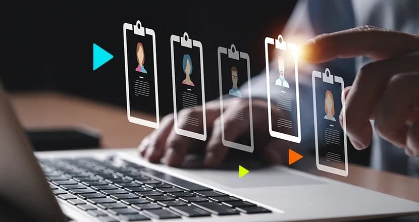 Mão interagindo com ícones digitais sobre um teclado de notebook, na busca por informações sobre quanto custa para registrar um funcionário MEI