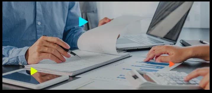 Reunião de negócios com documentos e dispositivos eletrônicos
