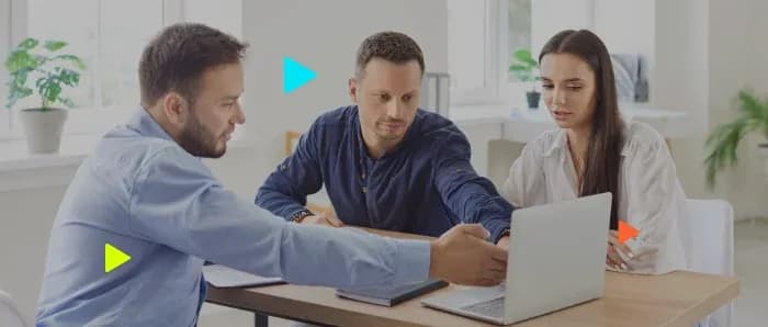 Profissionais colaborando em reunião com laptop