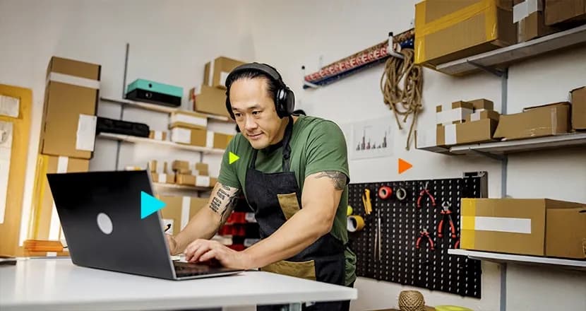 Emprendedor verificando como utilizar o sistema erp para mei