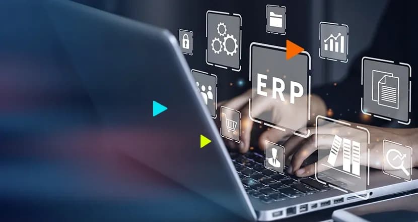 Empreendedor utilizando o notebook para verificar o que é o sistema erp
