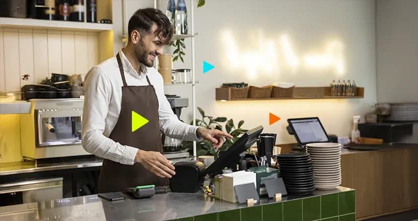 Empreendedor em sua loja, verificando como será o sistema pdv