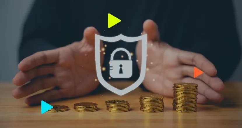 Mãos segurando símbolo de segurança sobre moedas