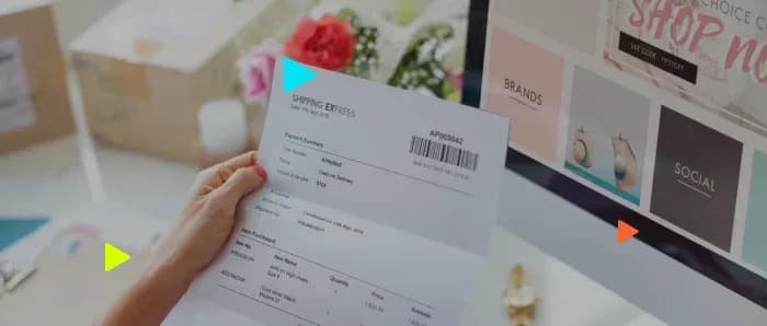 Mãos segurando nota fiscal impressa diante de uma tela de loja virtual, ilustrando os tipos de nota fiscal.