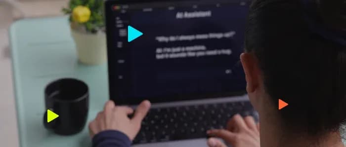 Pessoa trabalhando em laptop com texto na tela
