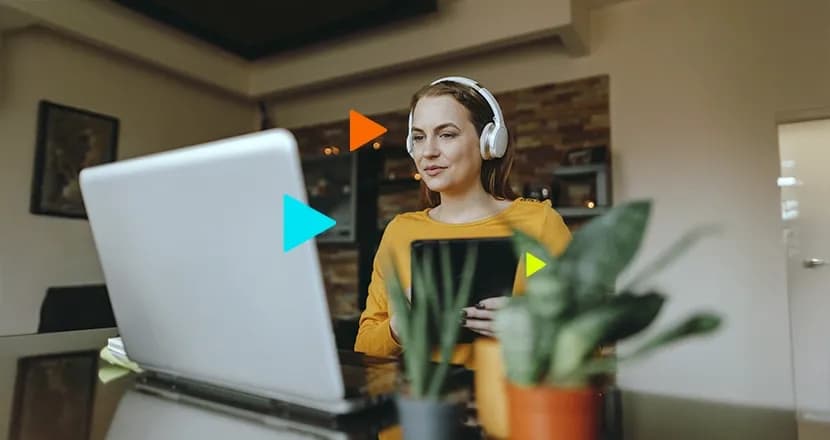 Empreendedora estudando no notebook os treinamentos gratuitos de erp