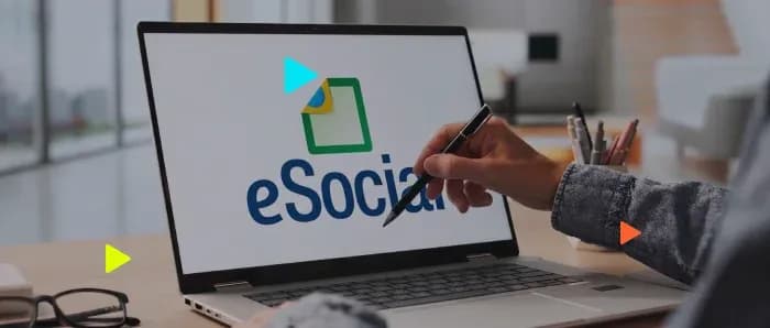 Pessoa usando laptop com logo do eSocial visível