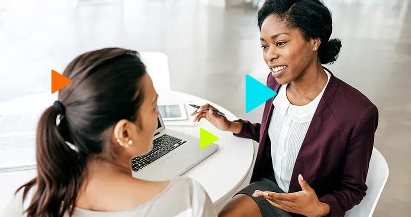 venda externa: duas mulheres conversando em mesa com notebook