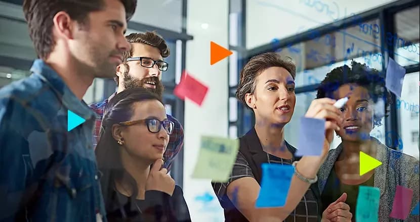 gestão de processos: pessoas ao redor de lousa