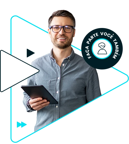 Homem com tablet na mão