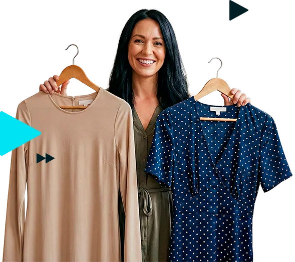 Mulher segurando duas camisas, do lado esquerdo camisa marrom e do lado direito camisa azul com estampa em branco