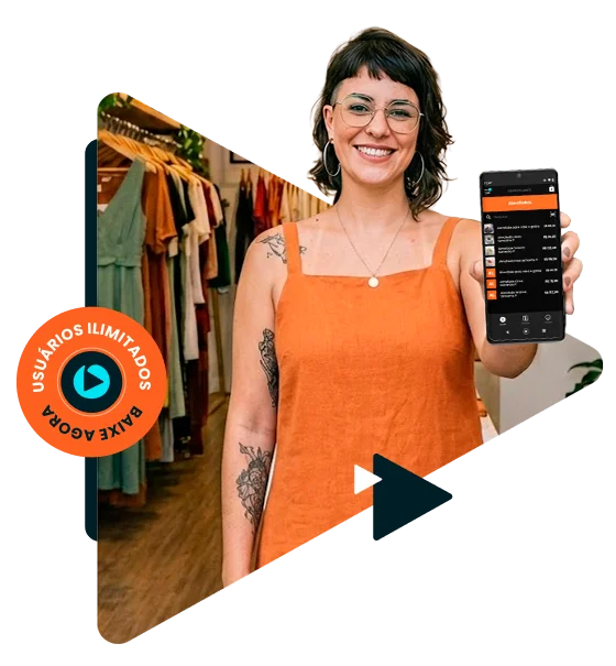 Mulher com camisa laranja, segurando celular mostrando o aplicativo Omie.PDV