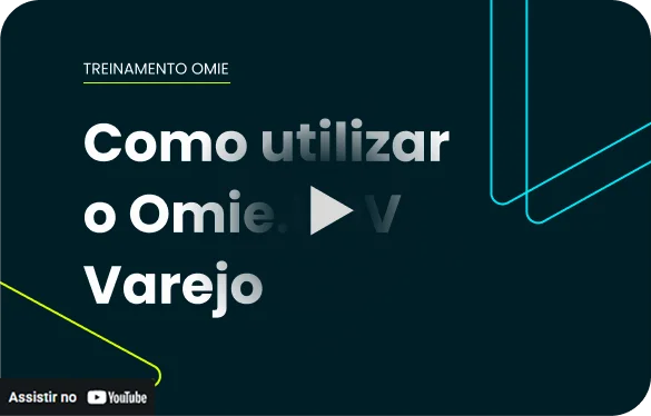 Mulher segurando duas camisas, do lado esquerdo camisa marrom e do lado direito camisa azul com estampa em branco