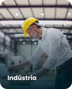 Homem com capacete de segurança amarelo