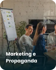 Reunião de trabalho com quadro de tarefas