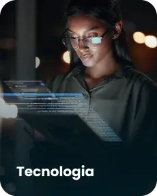 Dois homens num estoque checando produtos