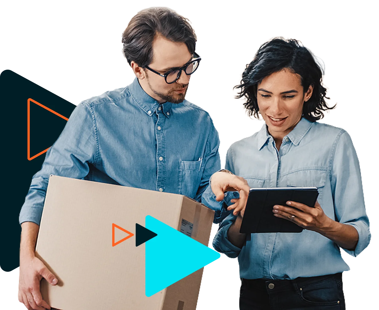 Imagem de duas pessoas sendo eles um homem e uma mulher, ambos estão olhando para o tablet