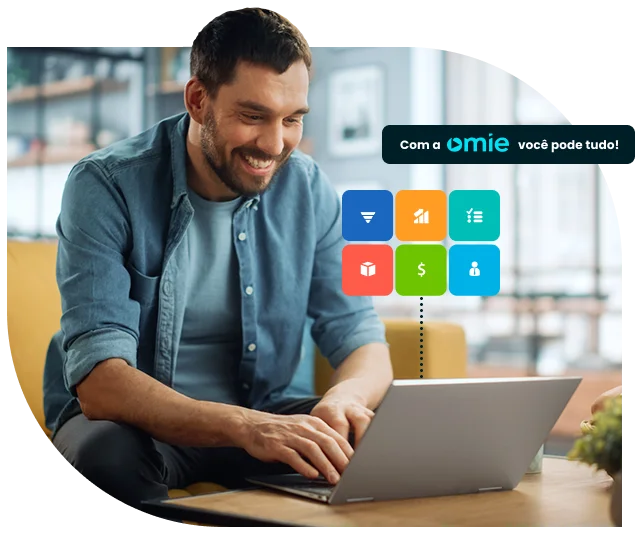 Imagem de um homem mexendo no notebook com o sistema de gestão empresarial