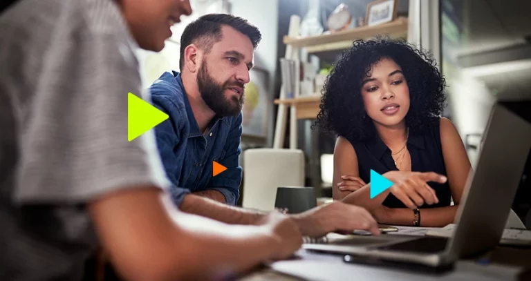 Imposto ICMS ST: pessoas conversando