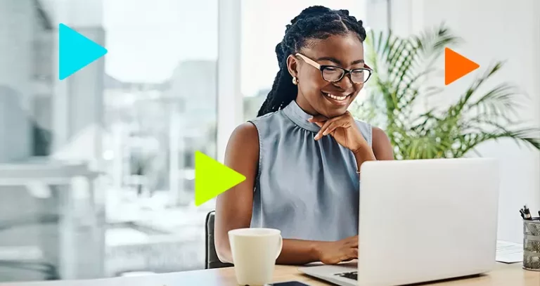 mulher negra em escritório faznedo cadastro de clientes