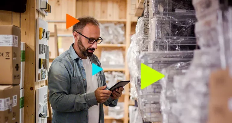 homem fazendo controle de estoque