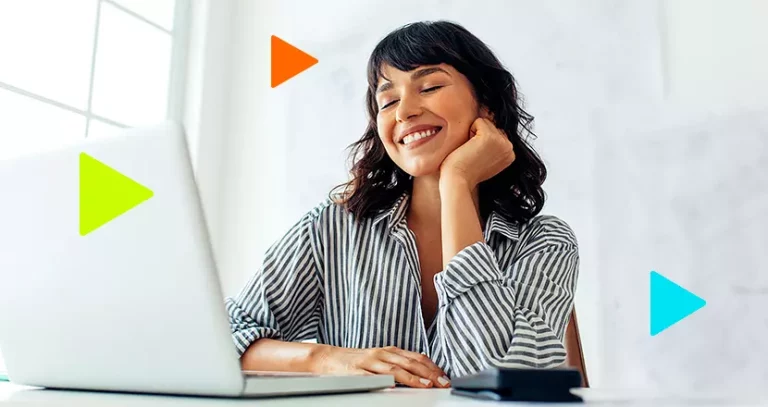 Mulher analisando as tendências de negócios no computador.