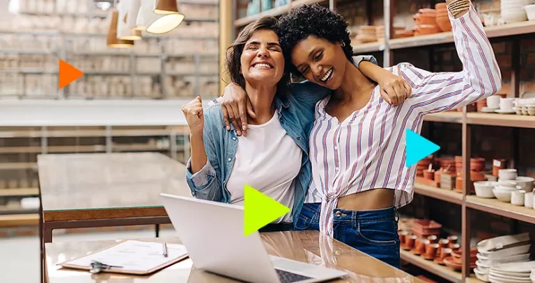 Linhas de crédito: duas pessoas se abraçando e comemorando.