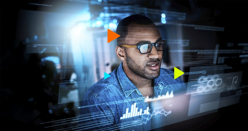 Empreendedor com ilustrações na tela para representar o sistema erp e analisado se contratar erp vale a pena