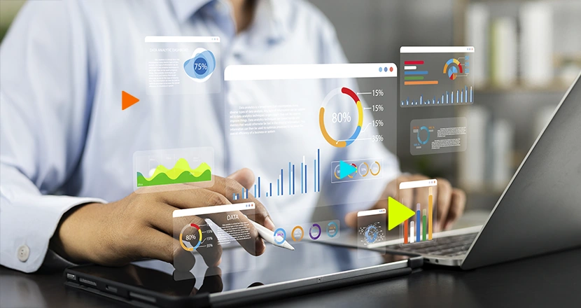 Funcionário utilizando o crm de vendas online