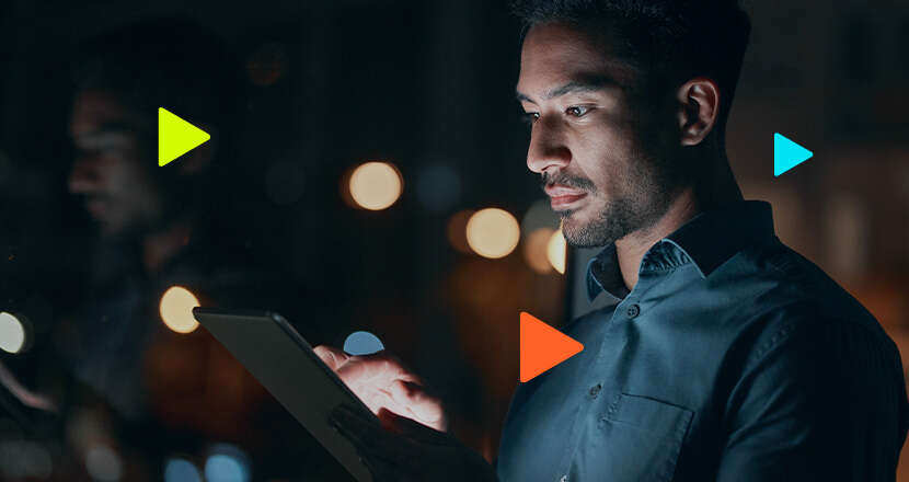 Homem olhando tablet com luzes ao fundo