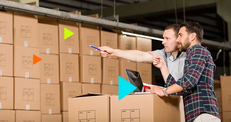 curva abc: homens trabalhando em estoque