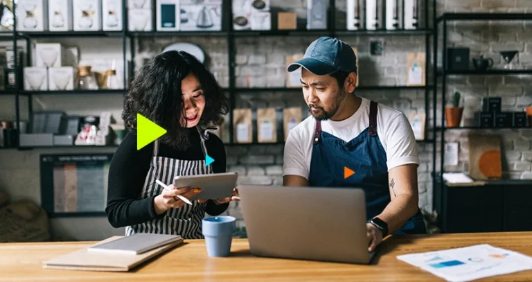 estoquistas vendo dicas de controle de estoque