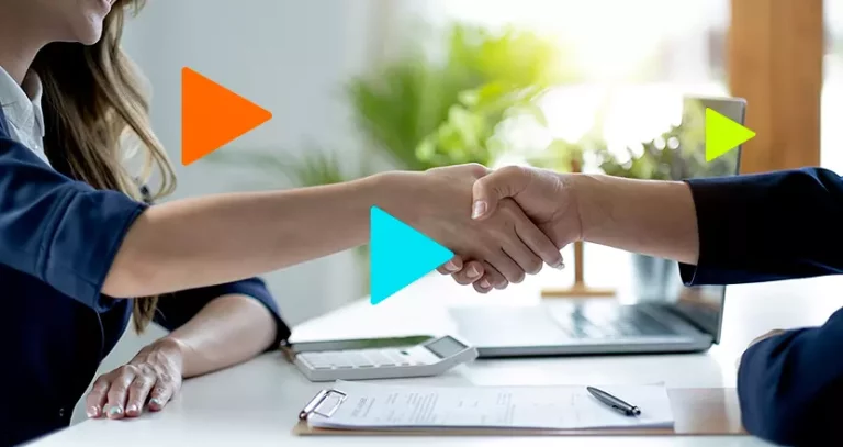 prospecção de clientes : pessoas apertando as mãos