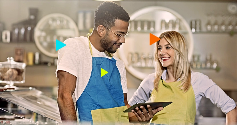 Empreendedores vendo no tablet se mei pode ter socio