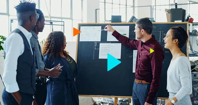 homem explicando como vender serviços de contabilidade