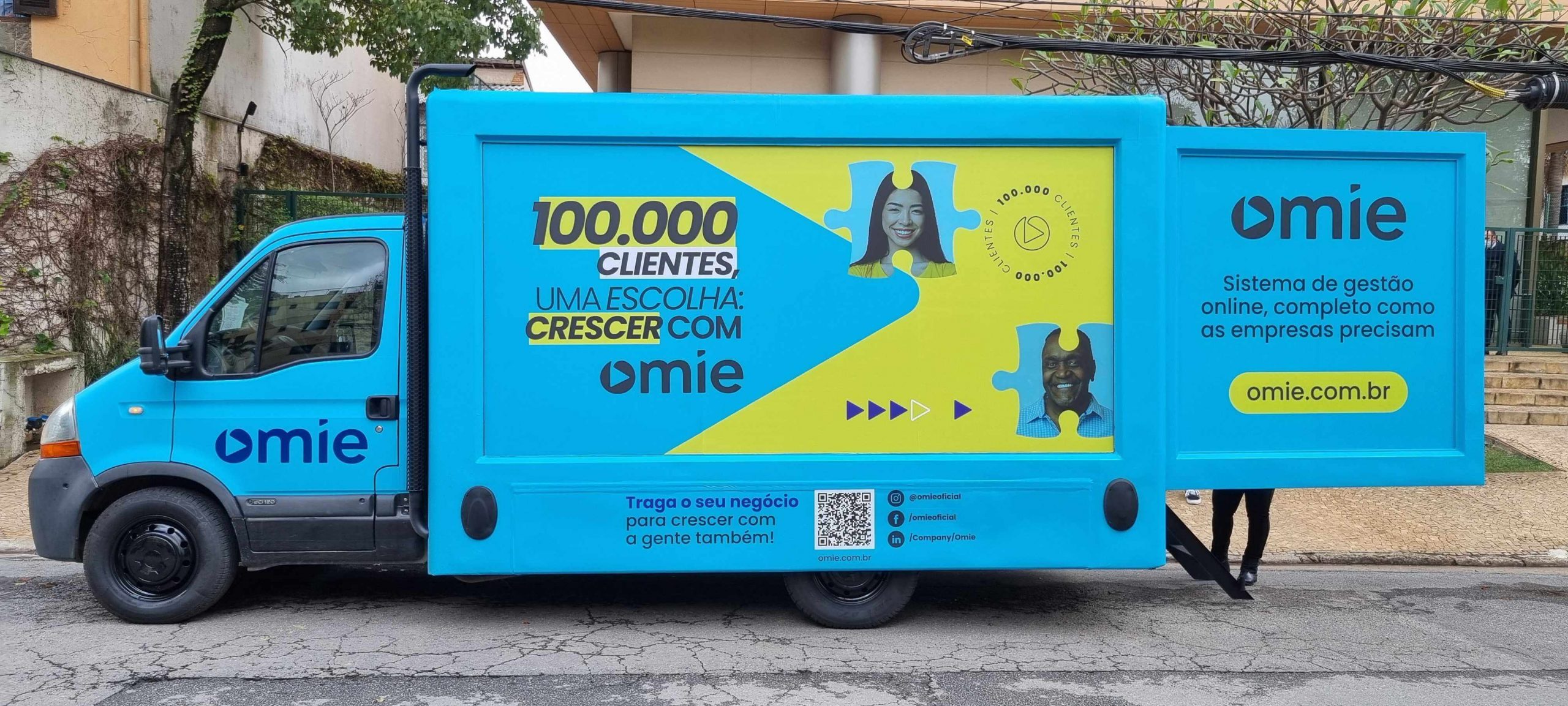 62b4ad19007ccaa90b54318f omie truck foto1 scaled