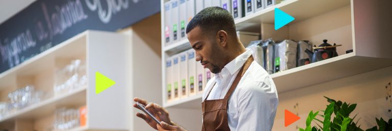 Tipos de Franquias: homem com tablet em franquia de alimentação