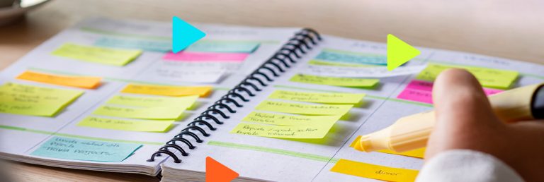 Planejamento de compras em caderno.