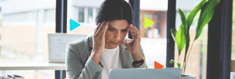 Mulher preocupada por quebra de caixa