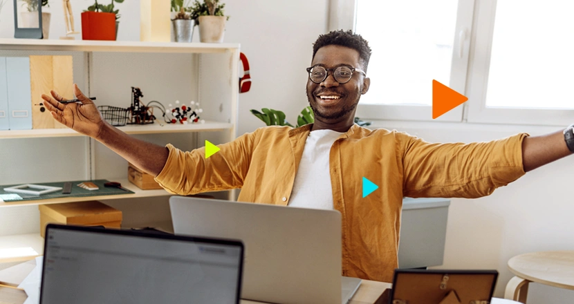 Empreendedor feliz em frente ao computador, descobrindo o que é o abono salarial.