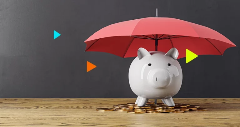 Cofre de porco com guarda-chuva representando os riscos financeiros e como evitar.