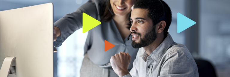 Omie Sistema: trabalhadores felizes em notebook