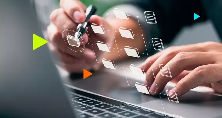 Pessoa fazendo gestão de documentos.