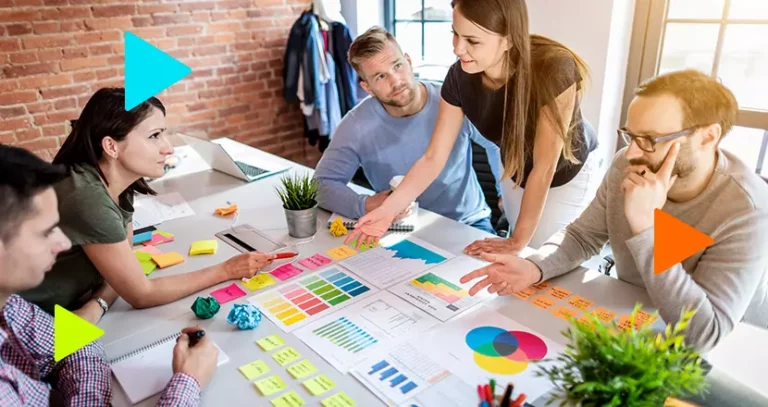 pessoas fazendo design thinking