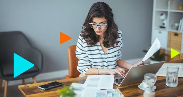 mulher em seu notebook calculando as despesas operacionais