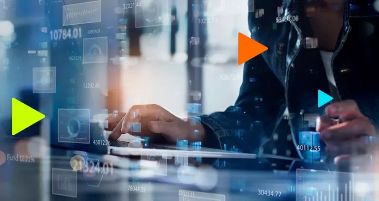 Pessoa analisando os indicadores de desempenho logístico.