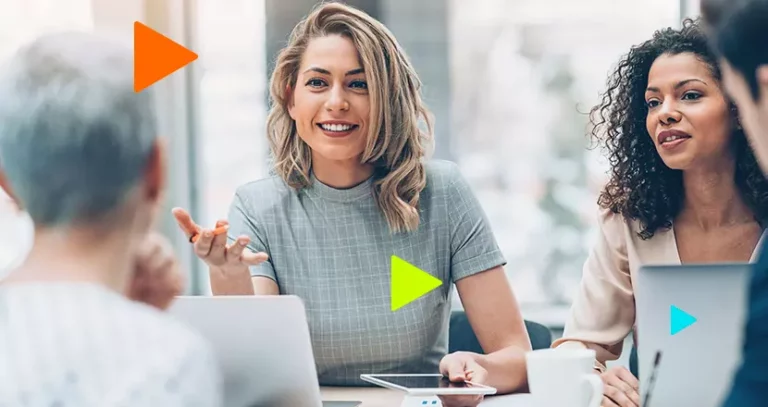 Colaboradores conversando sobre a gestão de ativos